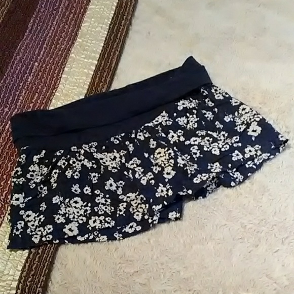 SO shorts w/ stretchy elastic waist. - Picture 1 of 3
